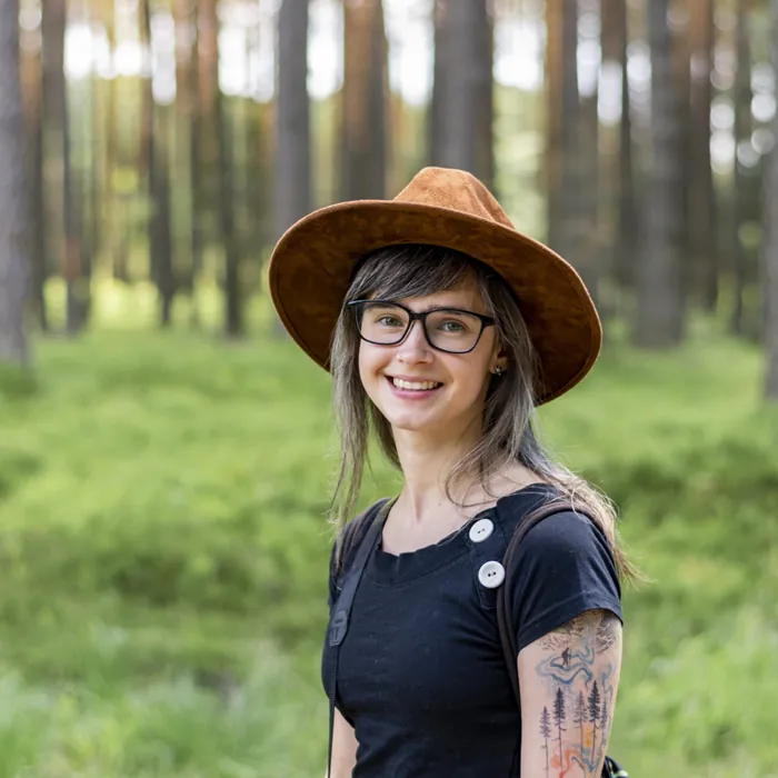 Dorota Miśkiewicz w kapeluszu, w lesie